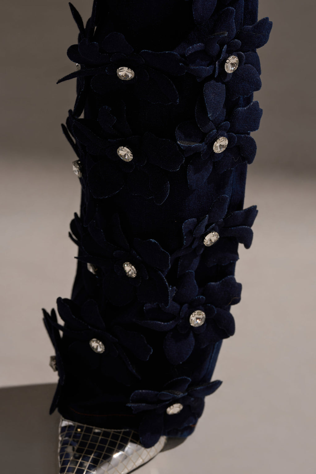 FLORAL FIELDS APPLIQUE DENIM PANTS WITH RHINESTONES