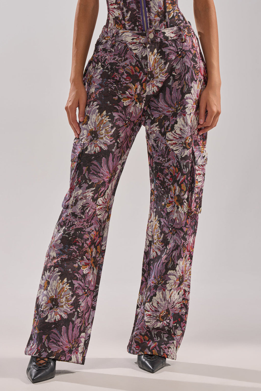 ABOVE THE MIDDLE FLORAL TROUSER